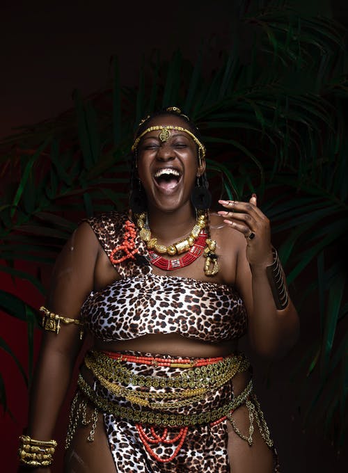 黑色和棕色豹纹印花背心的女人 · 免费素材图片