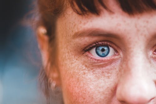 蓝眼睛的女人的脸 · 免费素材图片