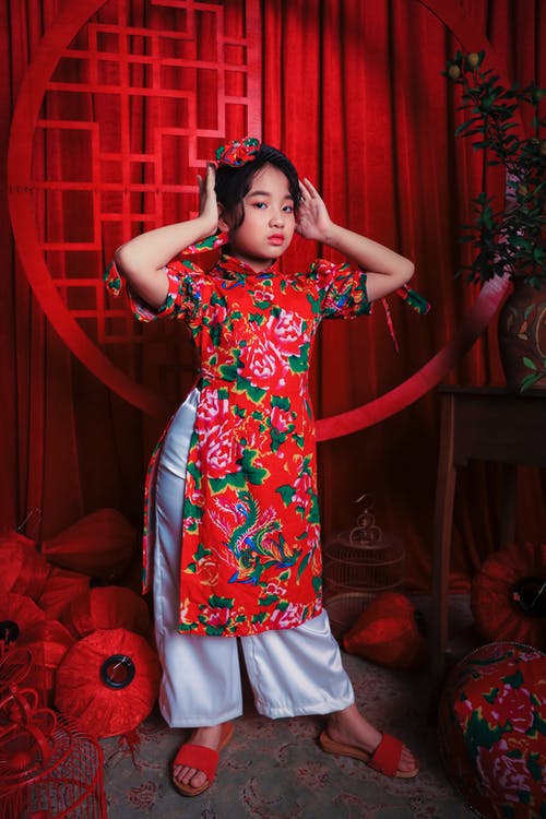穿着五颜六色的传统服装的时尚亚洲孩子 · 免费素材图片