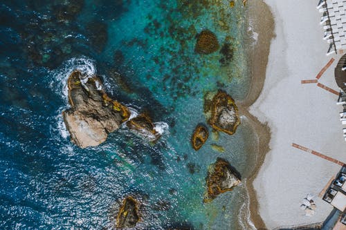 有关土耳其蓝, 在海边, 岩石的免费素材图片
