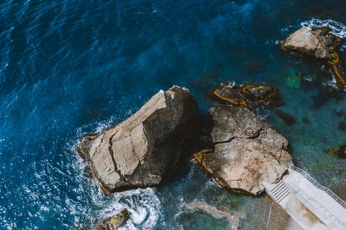 有关岩层, 岩石海岸, 水的免费素材图片