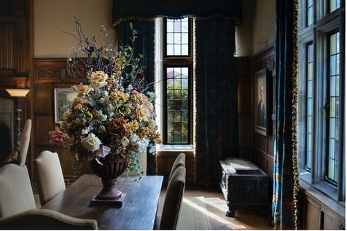 古典风格室内的鲜艳花束 · 免费素材图片