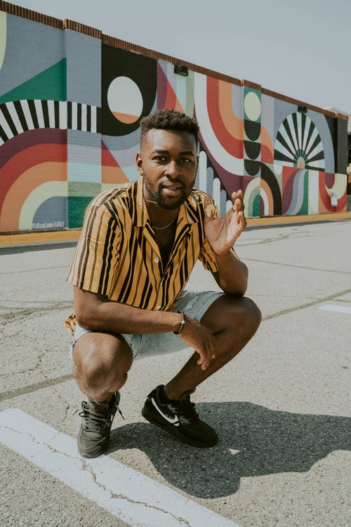 有关举起手臂, 人, 全身的免费素材图片