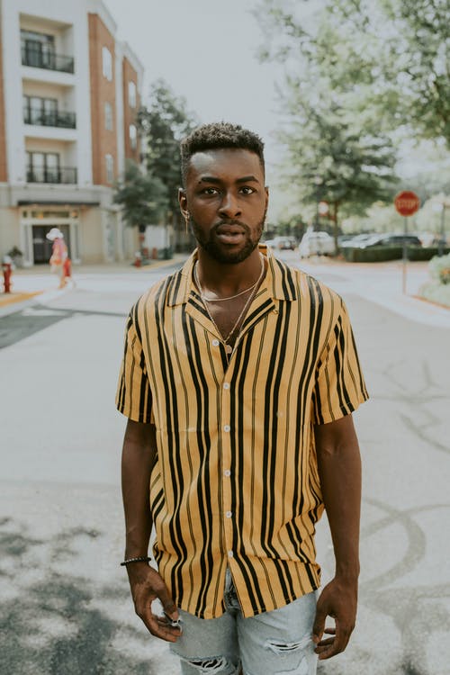 在夏季的城市街道上的时尚黑男 · 免费素材图片