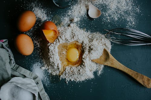 生鸡蛋和面粉准备糕点 · 免费素材图片