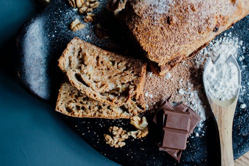 新鲜出炉的甜面包，核桃和巧克力 · 免费素材图片