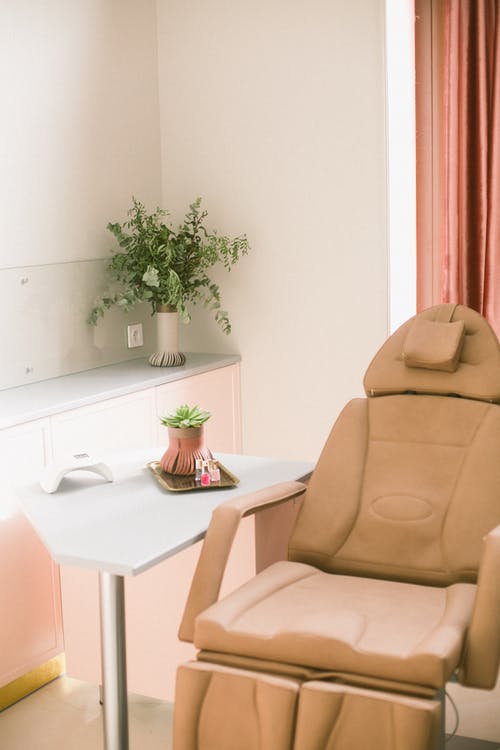 舒适美甲工作室中的舒适手术椅 · 免费素材图片