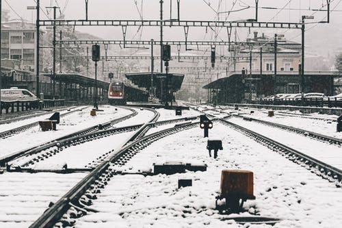 白雪皑皑的火车站照片 · 免费素材图片