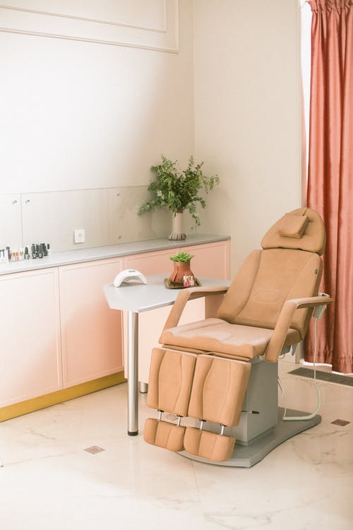 时尚修指甲工作室的舒适手术椅 · 免费素材图片