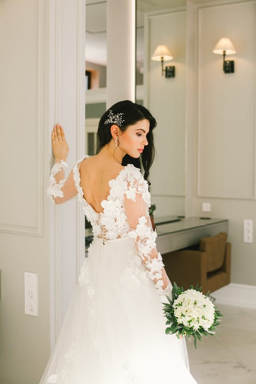 站在工作室的婚纱的优雅新娘 · 免费素材图片