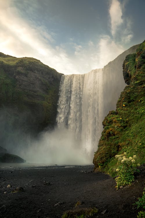 山区河流的高大瀑布 · 免费素材图片