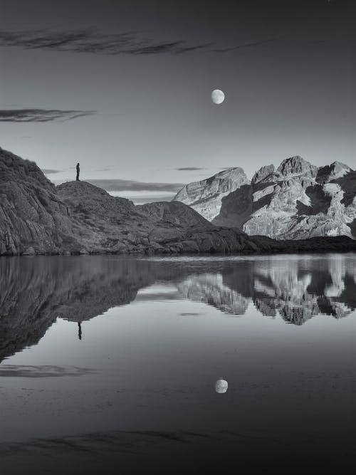 湖泊和山脉的灰度照片 · 免费素材图片