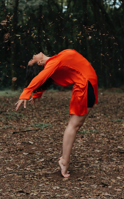 橙色礼服站在地面上的女人 · 免费素材图片