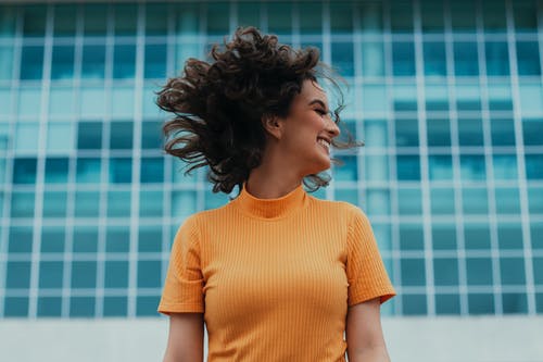 橙色圆领t恤的女人 · 免费素材图片
