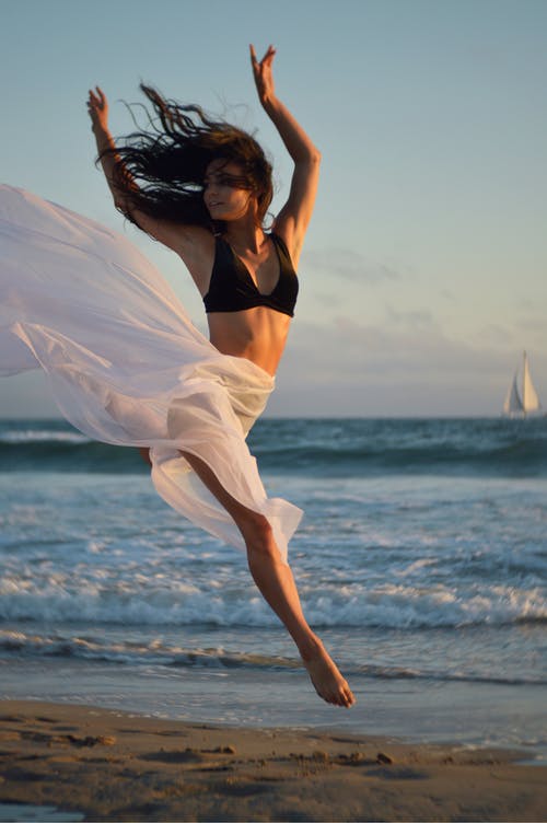 在大洋彼岸排练的灵活舞者 · 免费素材图片