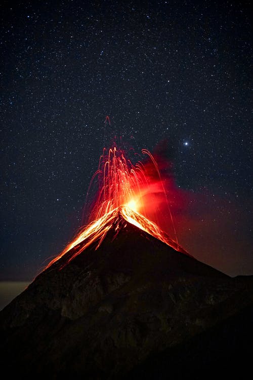 在星空下的夜晚火山喷发 · 免费素材图片