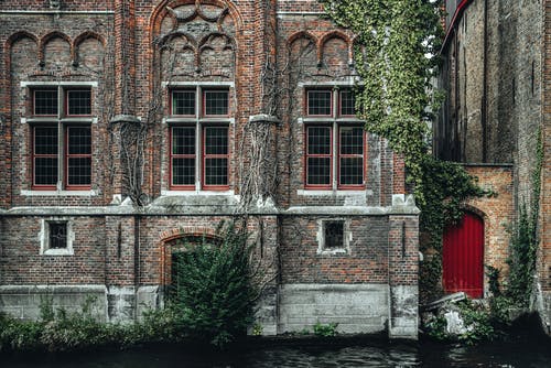 位于运河的旧砖建筑立面 · 免费素材图片