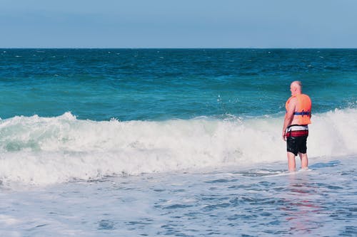 有关人, 招手, 救生衣的免费素材图片