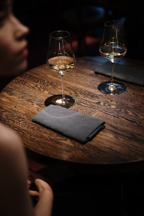 棕色木制的桌子上的透明酒杯 · 免费素材图片