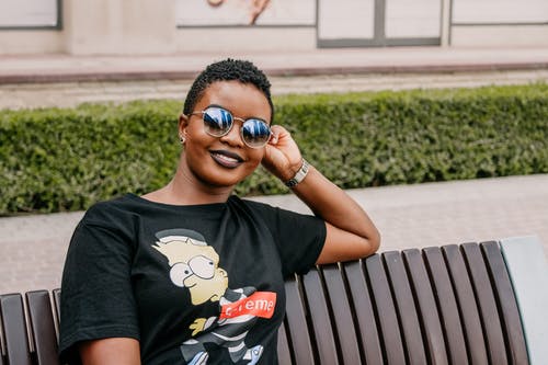 有关坐, 墨镜, 女人的免费素材图片