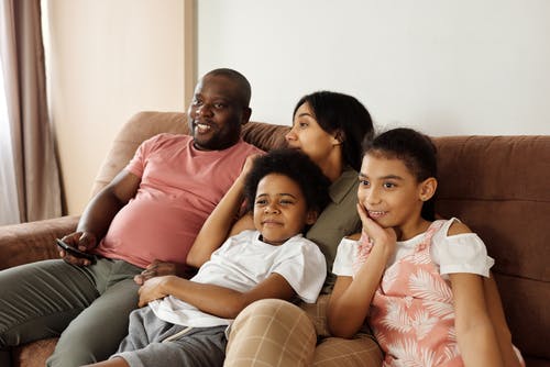幸福的家庭，坐在沙发上，看电视 · 免费素材图片