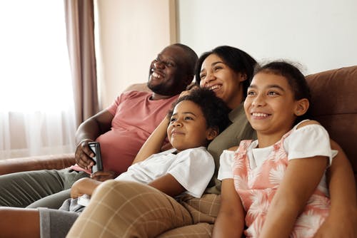 幸福的家庭坐在沙发上 · 免费素材图片