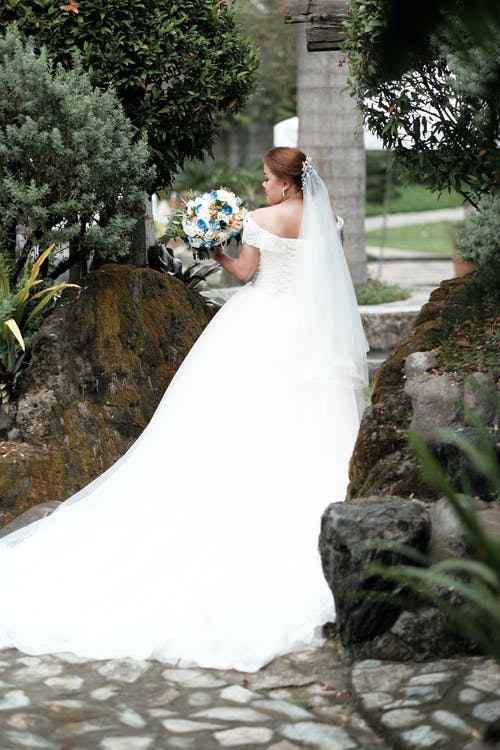 有关垂直拍摄, 婚纱礼服, 婚纱摄影的免费素材图片