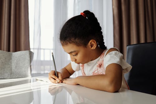 小女孩做她的作业 · 免费素材图片