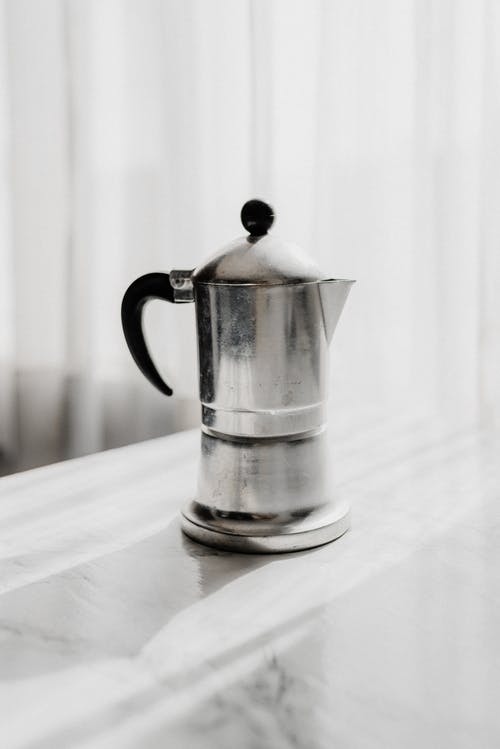 白色纺织品上的不锈钢茶壶 · 免费素材图片