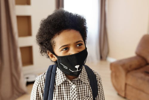 小男孩戴着口罩的设计 · 免费素材图片