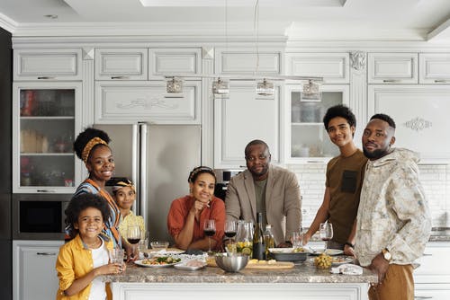 家人在厨房里摆姿势拍照 · 免费素材图片
