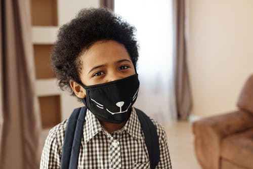 小男孩戴着口罩的设计 · 免费素材图片