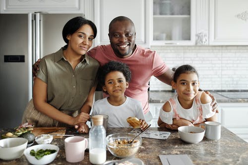 幸福的家庭，在厨房里 · 免费素材图片