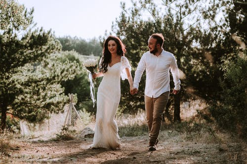 有关一对, 一束鲜花, 婚纱礼服的免费素材图片