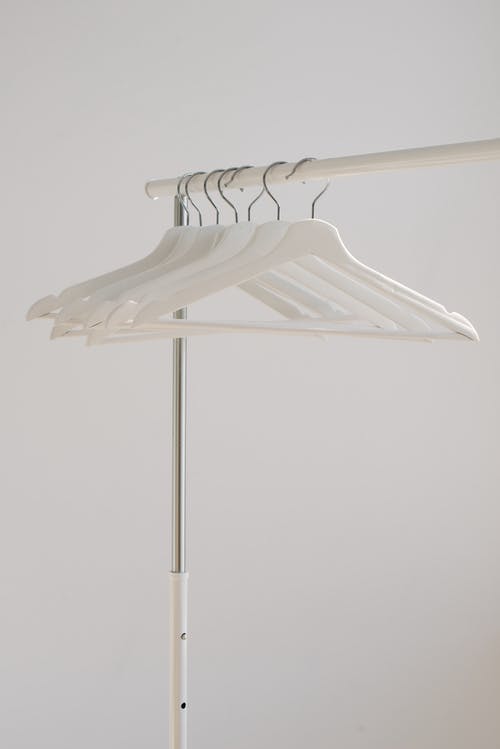 白色金属支架上的白色雨伞 · 免费素材图片