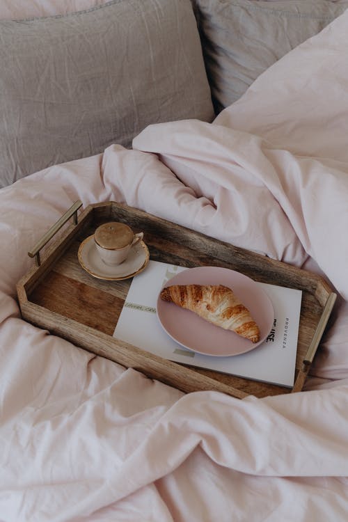 有关咖啡, 在床上吃早餐, 垂直拍摄的免费素材图片