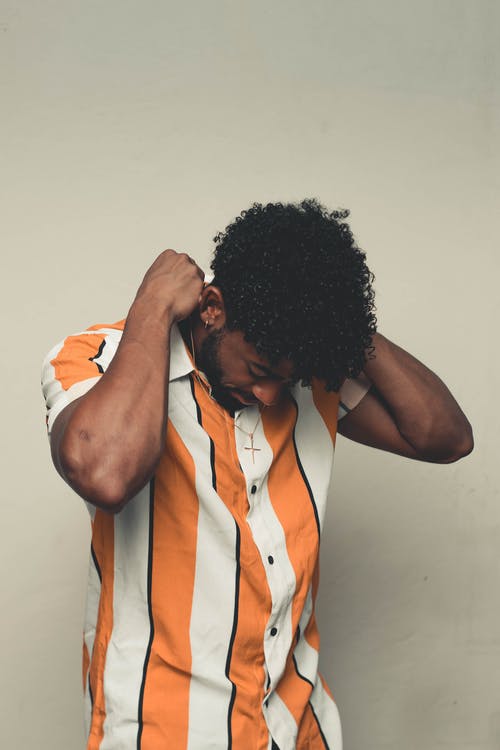 现代黑人戴着金色十字架 · 免费素材图片