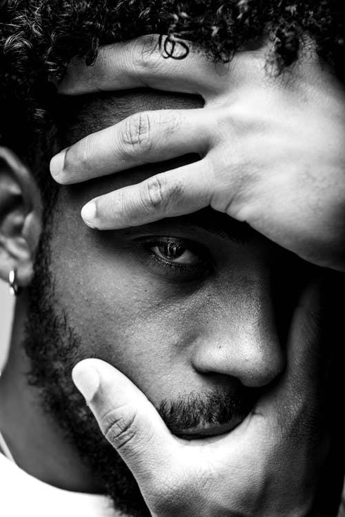 感性的黑人男子捂脸 · 免费素材图片