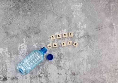 带字母的立方体和洒水的塑料瓶 · 免费素材图片