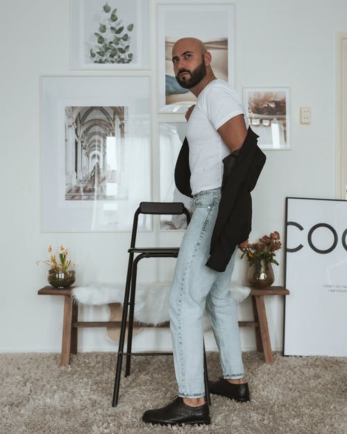 有关休闲装, 侧面图, 凳子的免费素材图片