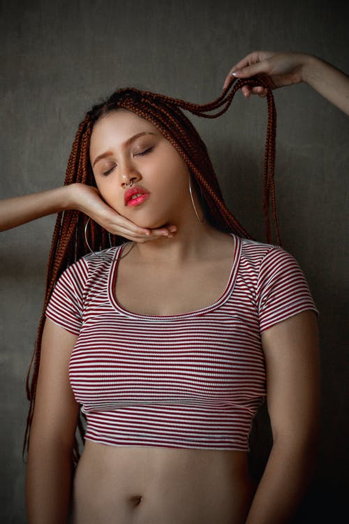 手爱抚性感丰满的女人 · 免费素材图片