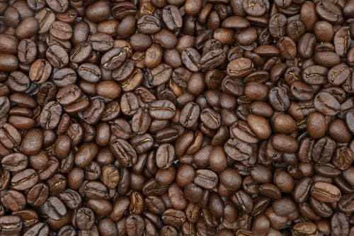 黑色表面上的棕色咖啡豆 · 免费素材图片