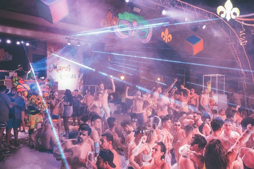 有关半裸, 室内, 正玩得开心的免费素材图片