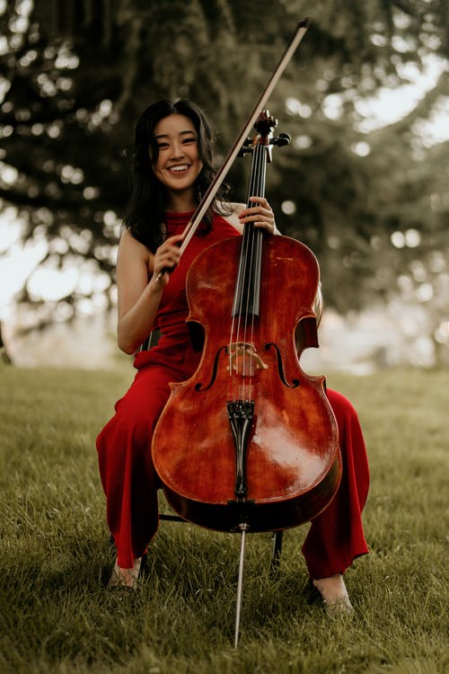 白色背心拉小提琴的女人 · 免费素材图片