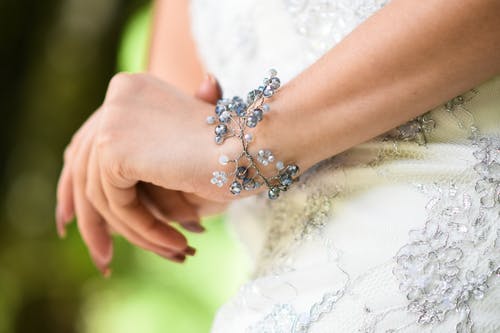 有关婚礼配件, 手, 手链的免费素材图片
