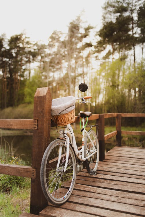 在农村的阳光下的木制门廊上骑自行车 · 免费素材图片