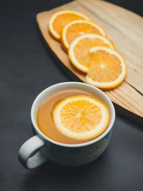 白杯和橙片 · 免费素材图片