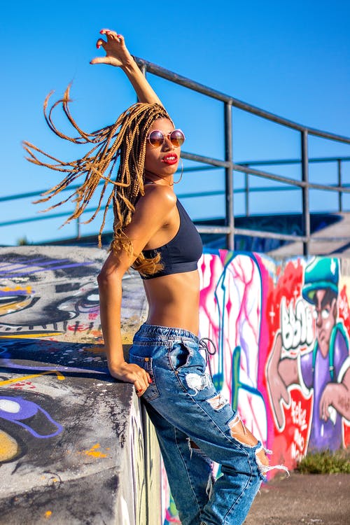 有关个性, 举起手臂, 人物的免费素材图片