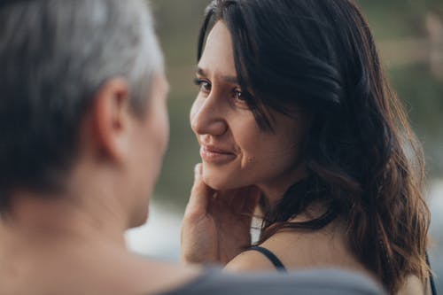 女人微笑的照片 · 免费素材图片