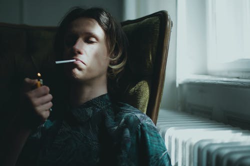 在家抽烟的年轻人 · 免费素材图片